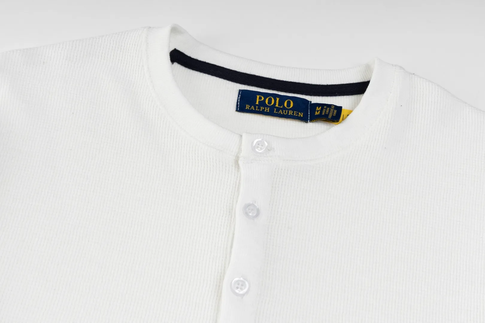 P196 #R79 Ralph Lauren/Ralph Lauren Waffle Henley Collar Open Button Sweater Exclusive Henry Collar Waffle Series Open Bust Sweater Exclusively customized with original grade waffle fabric, 100% cotton yarn imported machine-dyed weaving process, full texture, all collars, cuffs and hems are fixed and woven threads, full of high-quality quality, can be worn alone or matched, classic hot style Color Navy Blue Dark Gray Black White SIZE: S M L XL Shoulder width: 51.5/53/54.5/56 Bust: 108/112/116/120 Sleeve length: 60/61/62/63 Clothing length: 66.5/68/69.5/71